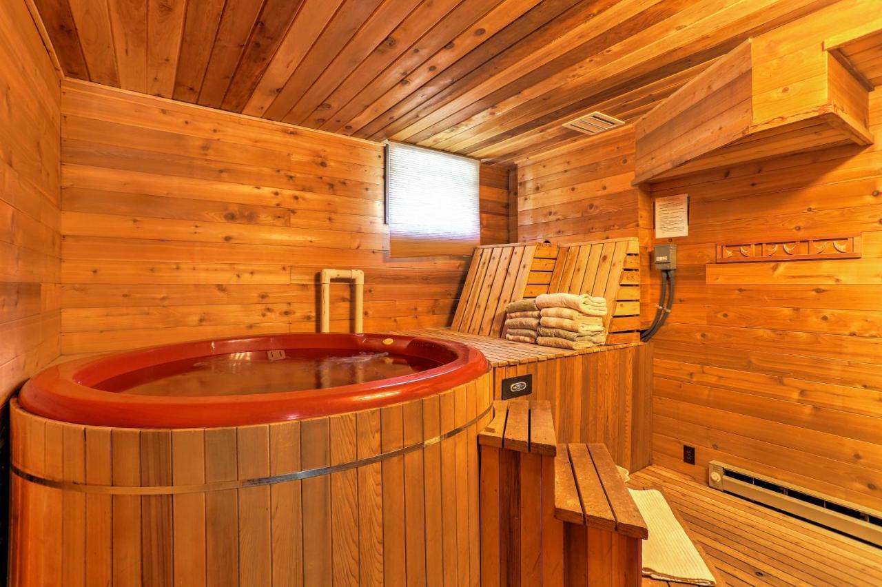 Riverside Winthrop Chalet With Hot Tub And 2 Decks! Exterior photo